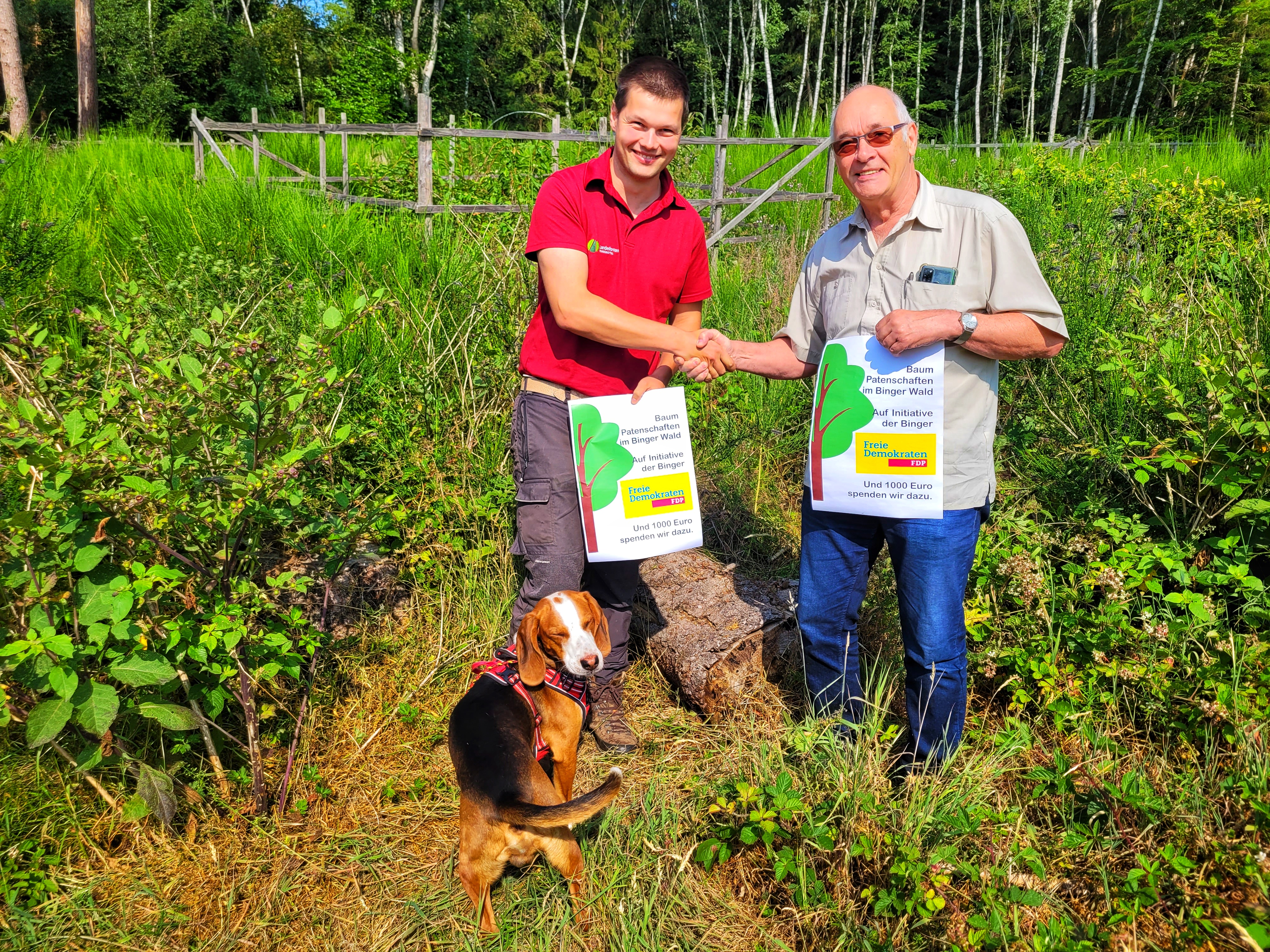 Peter Eich übergibt einen 1000,00 Euro Gutschein der FDP Bingen an  Maximilian Roffhack, Forstrevierleiter Binger Wald.